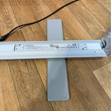 Load image into Gallery viewer, Bright Fold - Closeup4
