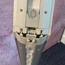 Load image into Gallery viewer, Bright Fold - Closeup9
